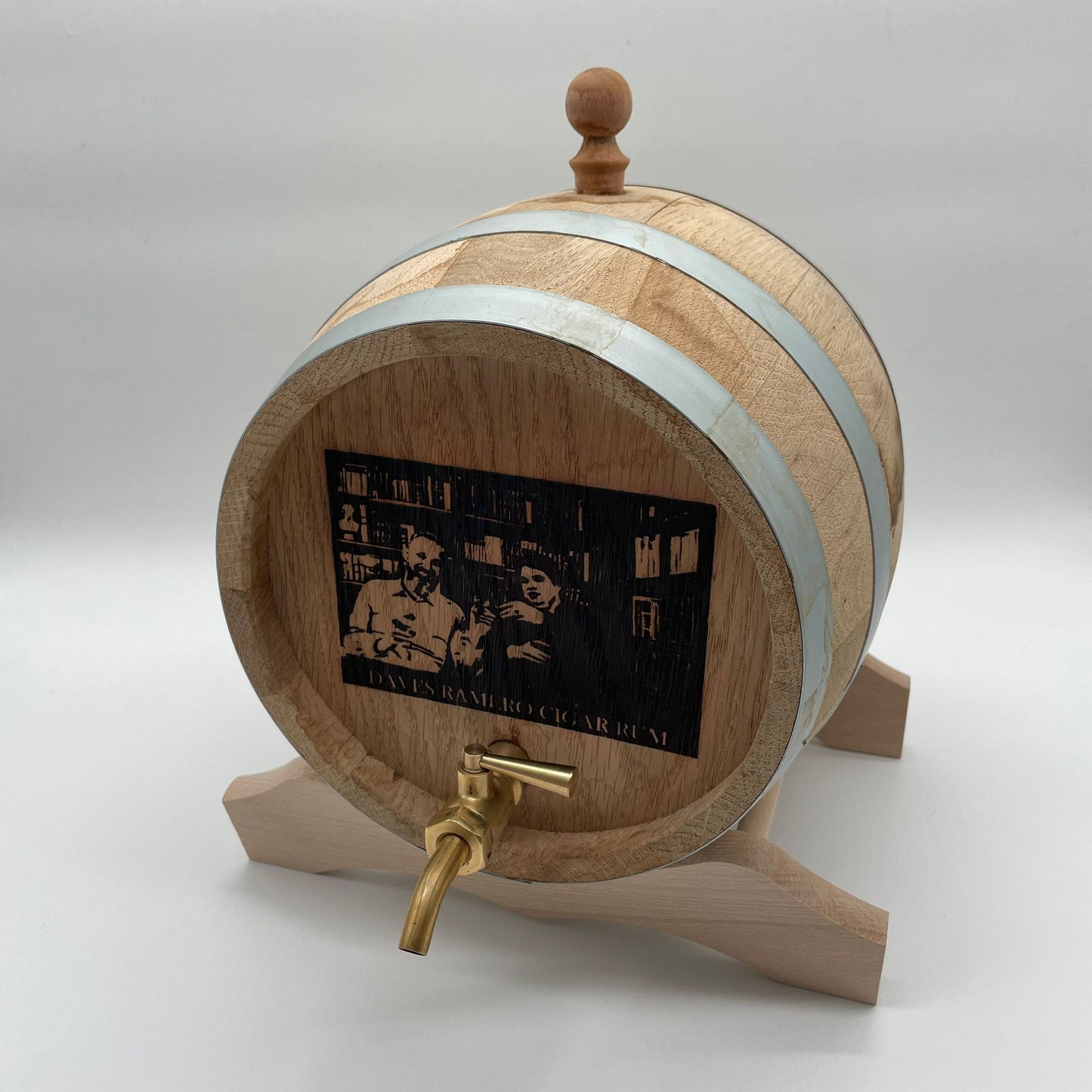 
                  
                    Ramero Cigar Rum (RCR) Fass Rum auf Ständer mit 3 Liter Rum gefüllt.
                  
                
