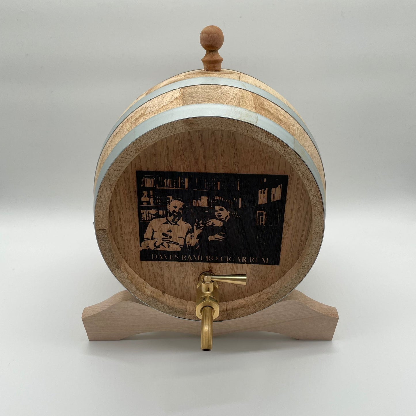 
                  
                    Ramero Cigar Rum (RCR) Fass Rum auf Ständer mit 3 Liter Rum gefüllt.
                  
                